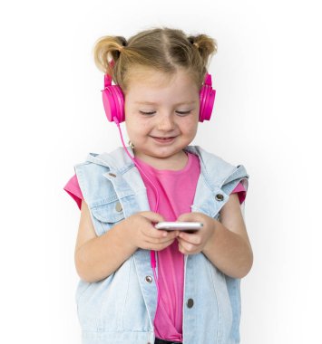 müzik dinlerken kulaklık ile kız