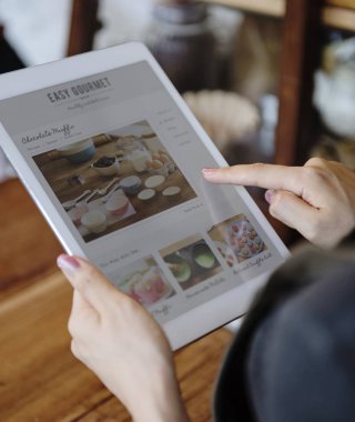 Dijital tablet kullanan kişi 