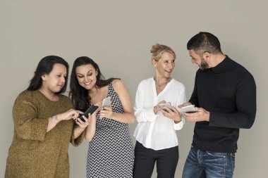konuşmak ve akıllı telefonlar kullanarak çok ırklı insanlar