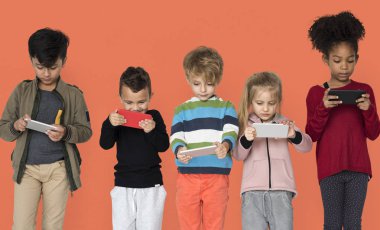 Akıllı telefonlar kullanan çocuklar