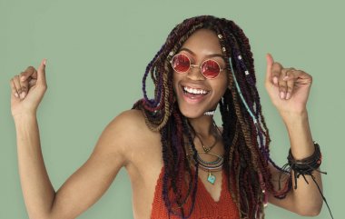 Kadın gülümsüyor ve stüdyoda dans