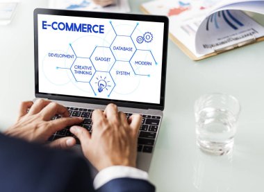 Bilgisayarla çalışan bir iş adamı