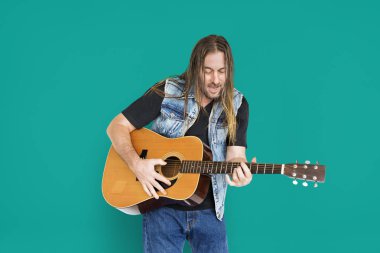 Sakallı adam akustik gitar çalmak