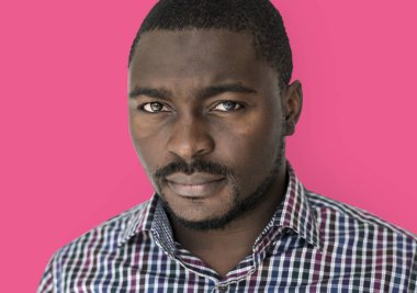 genç siyah elbise adam