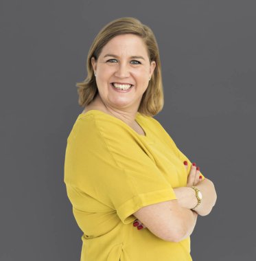 Beyaz Olgun kadın gülümsüyor