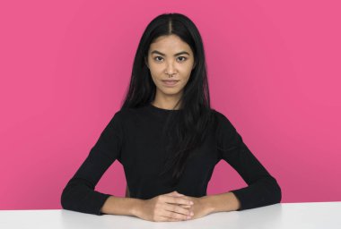 Asyalı kadın tablosu tarafından oturur