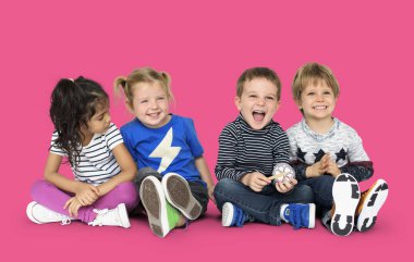 katta oturan mutlu çocuk