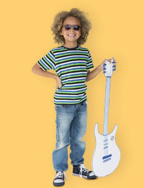 gitar ile küçük çocuk