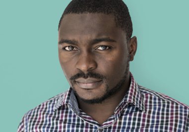 genç siyah elbise adam