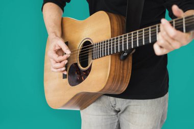 Gitar çalan adam