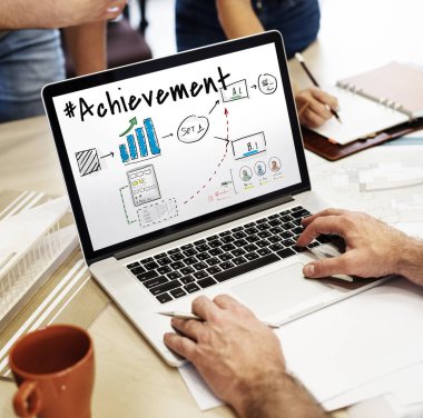 insan eli dizüstü bilgisayar kullanarak 