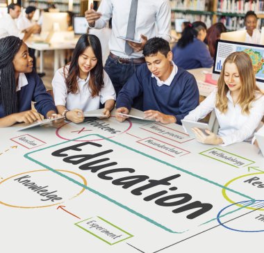 Çalışma ve masada okuyan öğrenciler