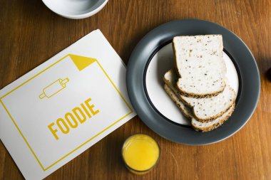 plaka üzerinde meyve suyu ve ekmek dilimleri