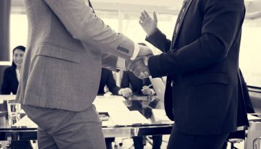 El toplantıda iş ortakları