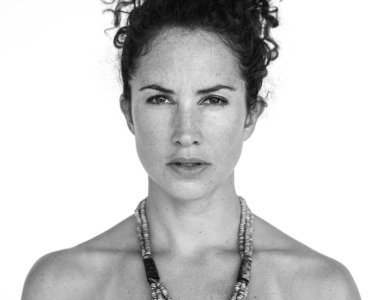 çıplak omuz ile ciddi kadın