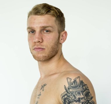 Gömleksiz dövmeli adam