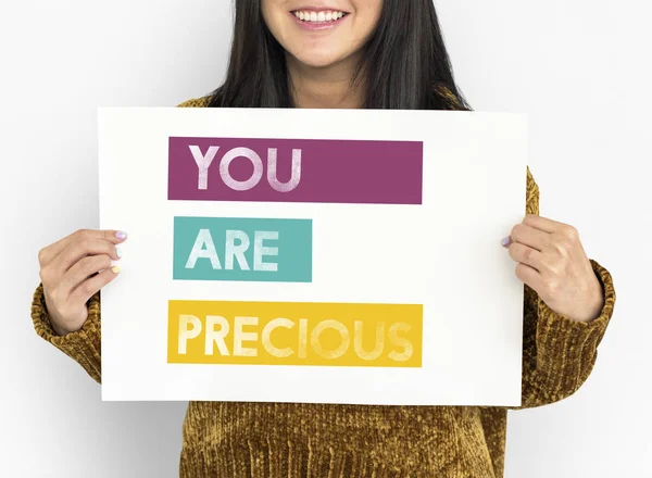 Mulher sorrindo e segura cartaz — Fotografia de Stock