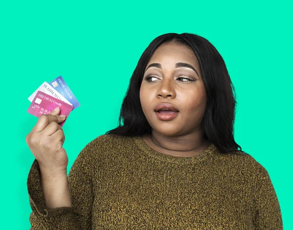 Afrikansk kvinna tittar på kreditkort — Stockfoto