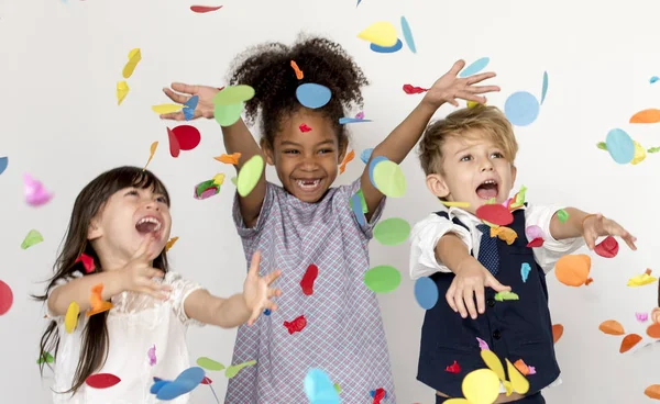 Fête des enfants avec confettis — Photo