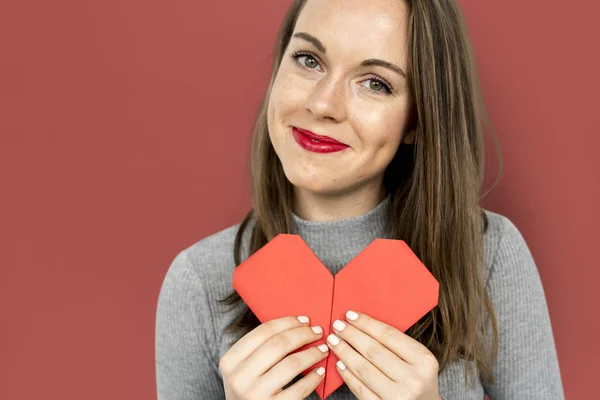 Mujer sosteniendo corazón de papel rojo — Foto de Stock