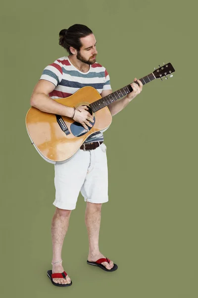 Άνθρωπος που παίζει κιθάρα — Φωτογραφία Αρχείου