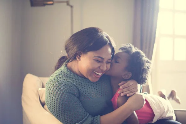 Madre pasando tiempo con su hija — Foto de Stock