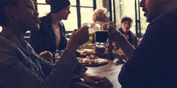 Les gens acclament avec la bière — Photo