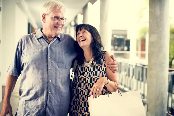 Pareja disfrutando de compras — Foto de Stock