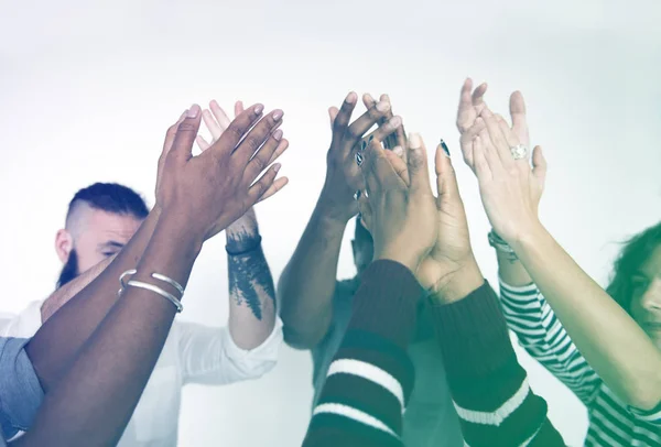 Personas cogidas de la mano — Foto de Stock