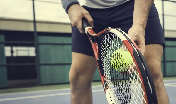 Jogador em quadra de tênis — Fotografia de Stock