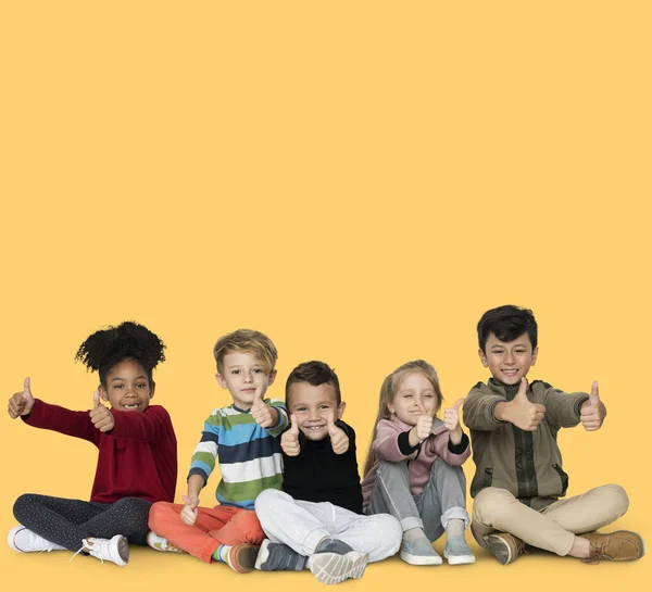 Děti ukazuje palec — Stock fotografie