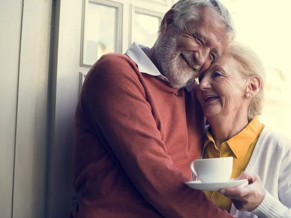 Coppia di adulti anziani che beve tè — Foto Stock