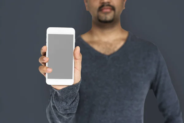 Hombre mostrando Smartphone — Foto de Stock
