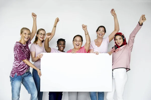 Mujeres sosteniendo tablero vacío — Foto de Stock