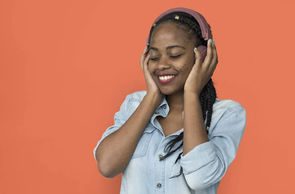 African american vrouw met hoofdtelefoon — Stockfoto