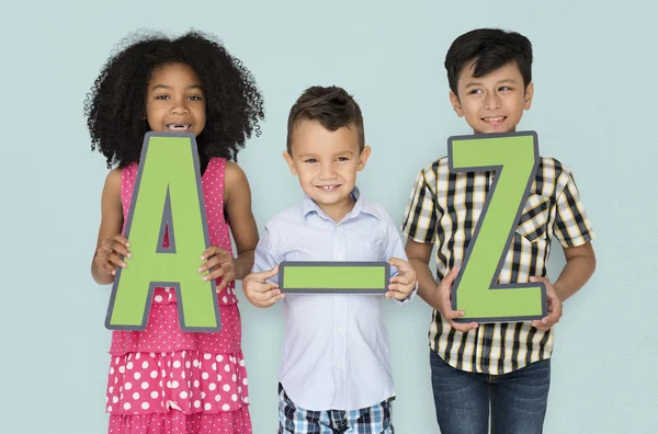 Gyermekek tartja A-Z betűk papír — Stock Fotó