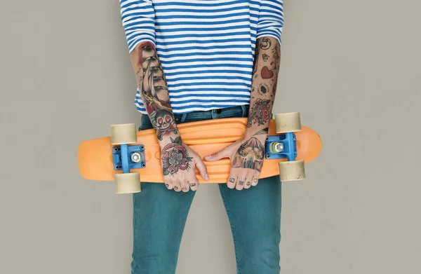 Γυναίκα εκμετάλλευση skateboard — Φωτογραφία Αρχείου