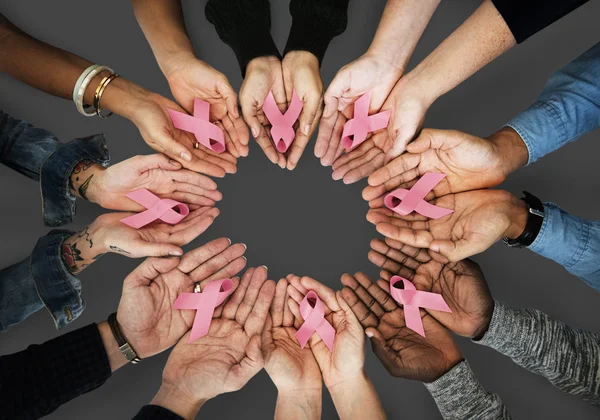 Handen tonen roze linten — Stockfoto
