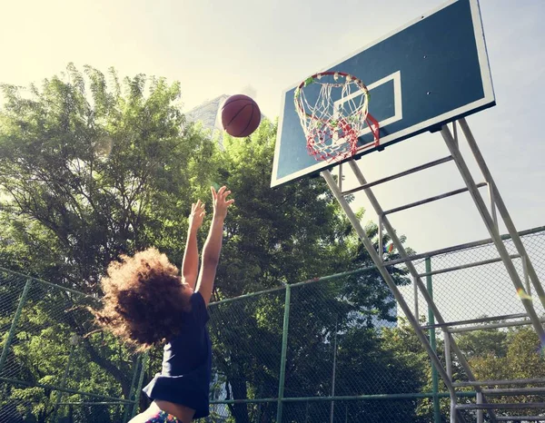 Mädchen spielt Basketball — Stockfoto