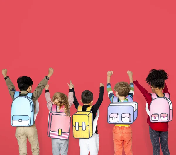 Amigos da escola com mochilas de papel — Fotografia de Stock