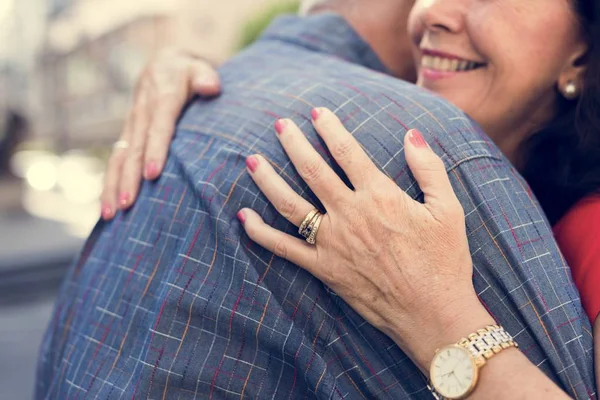 Äldre par i kärlek omfamna — Stockfoto