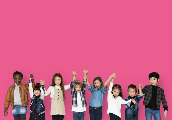스튜디오에서 다양성 아 이들의 행복 한 그룹 — 스톡 사진