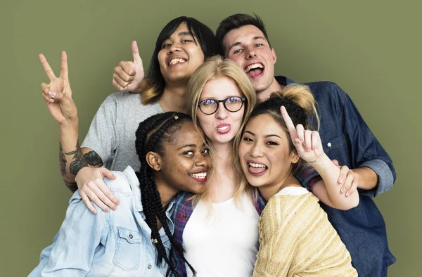 Studenten samen knuffelen — Stockfoto