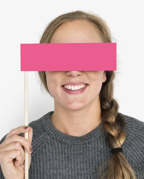 Kvinna som täcker ögonen med banner — Stockfoto