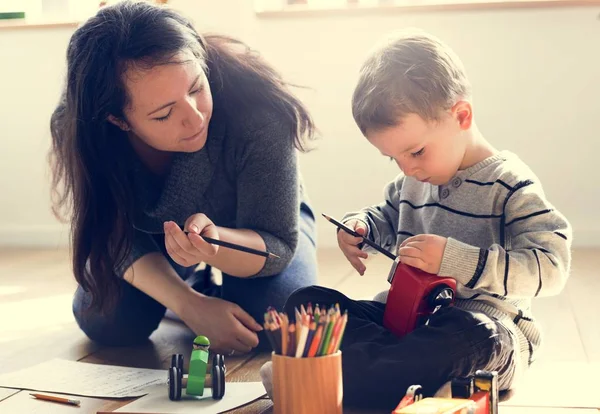 Moeder die zoon leert tekenen — Stockfoto