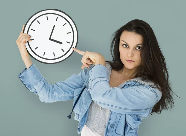 Mujer señalando con el dedo en el reloj de papel —  Fotos de Stock