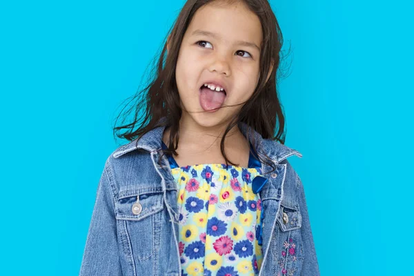Lilla tjej visar tungan — Stockfoto