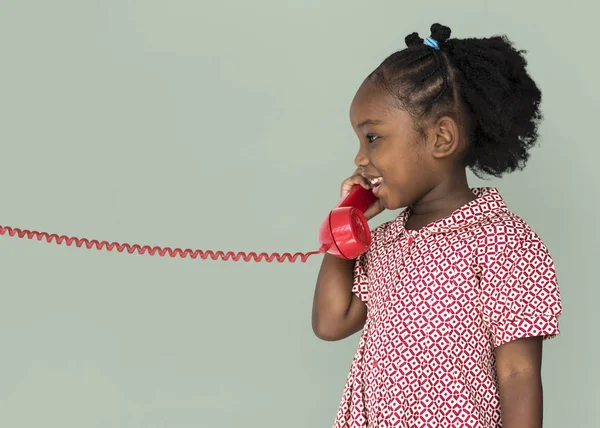 Девушка разговаривает по ретро телефону — стоковое фото