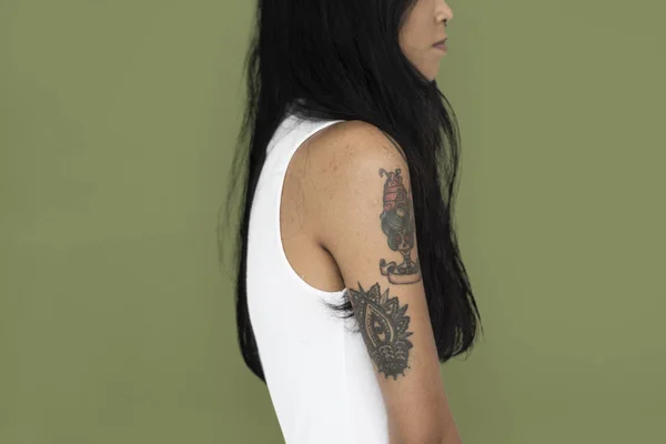 Asiatisk kvinna med tatuering — Stockfoto