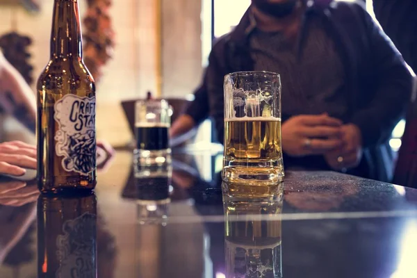 Gli amici bevono birra artigianale — Foto Stock